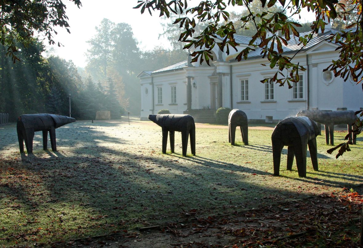 Rzeźby Magdaleny Abakanowicz „Mutanty“, 2000, stal, w tle Pałacyk Józefa Brandta, XIX w., Fot.: Jan Gaworski